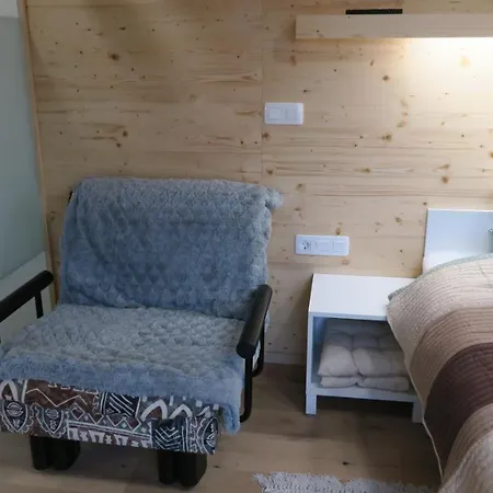 Apartma, Glamping Na Koncu Vasi Holiday home