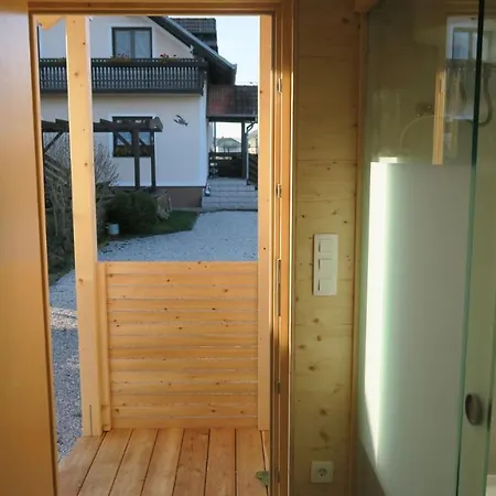 度假居 Apartma, Glamping Na Koncu Vasi 柳托梅尔